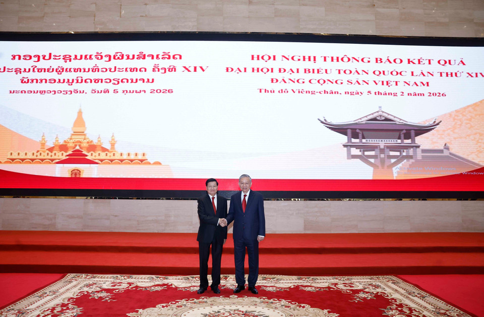 Party General Secretary To Lam and Lao Party General Secretary and State President Thongloun Sisoulith co-chair the conference to announce the outcomes of the 14th National Congress of the Communist Party of Vietnam, Vientiane, February 5, 2026. (Photo: VNA)