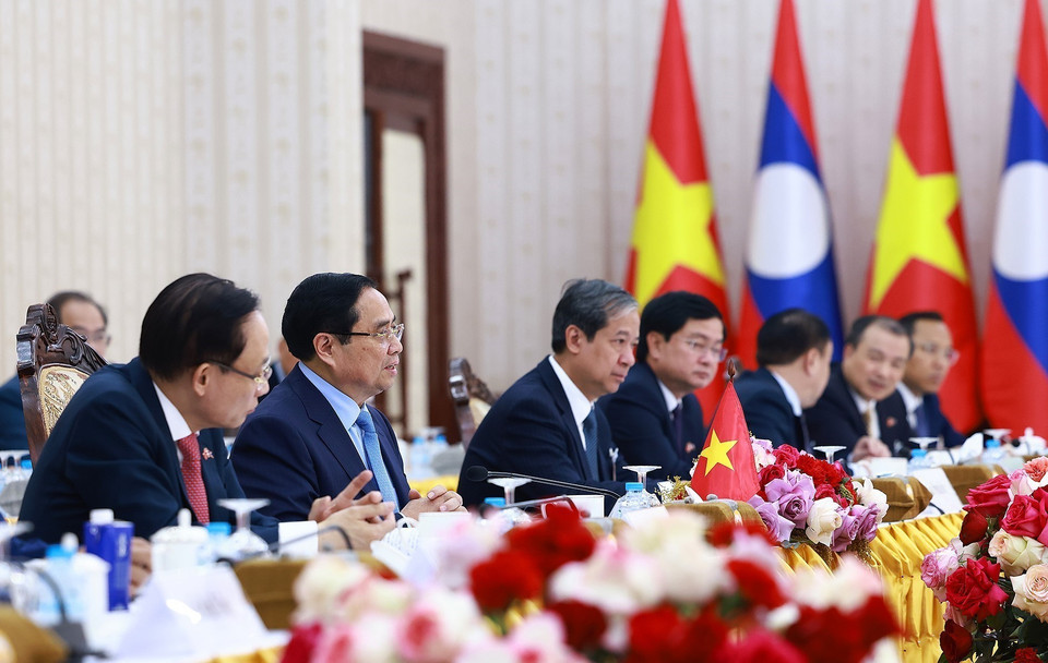 Prime Minister Pham Minh Chinh speaks at the meeting with Lao Prime Minister Sonexay Siphandone in Vientiane on February 5, 2026. (Photo: VNA)