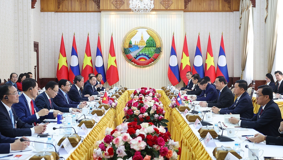 Prime Minister Pham Minh Chinh meets Lao Prime Minister Sonexay Siphandone in Vientiane on February 5, 2026. (Photo: VNA)