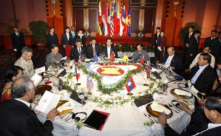 As ASEAN Chair in 2010, Vietnam helped translate ASEAN’s vision into concrete actions. In photo: Prime Minister Nguyen Tan Dung hosts a dinner and working session with ASEAN leaders at the 16th ASEAN Summit (Hanoi, April 8, 2010). (Photo: VNA)