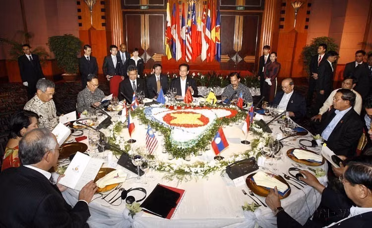As ASEAN Chair in 2010, Vietnam helped translate ASEAN’s vision into concrete actions. In photo: Prime Minister Nguyen Tan Dung hosts a dinner and working session with ASEAN leaders at the 16th ASEAN Summit (Hanoi, April 8, 2010). (Photo: VNA)