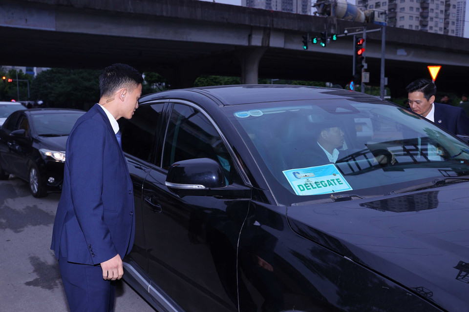 Guard forces check people and vehicles entering the National Convention Centre, Hanoi on the morning of October 25. (Photo: VNA)
