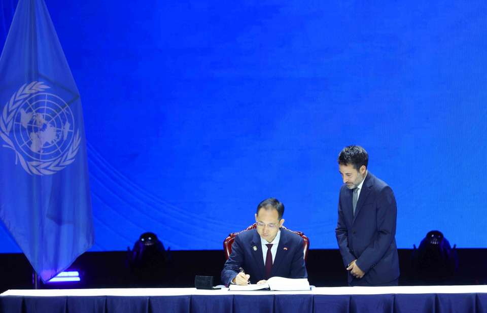 Following the opening session of the Signing Ceremony and High-level Conference of the United Nations Convention against Cybercrime (Hanoi Convention) at the National Convention Centre in Hanoi on the morning of October 25, heads of delegations sign the Convention. (Photo:VNA)