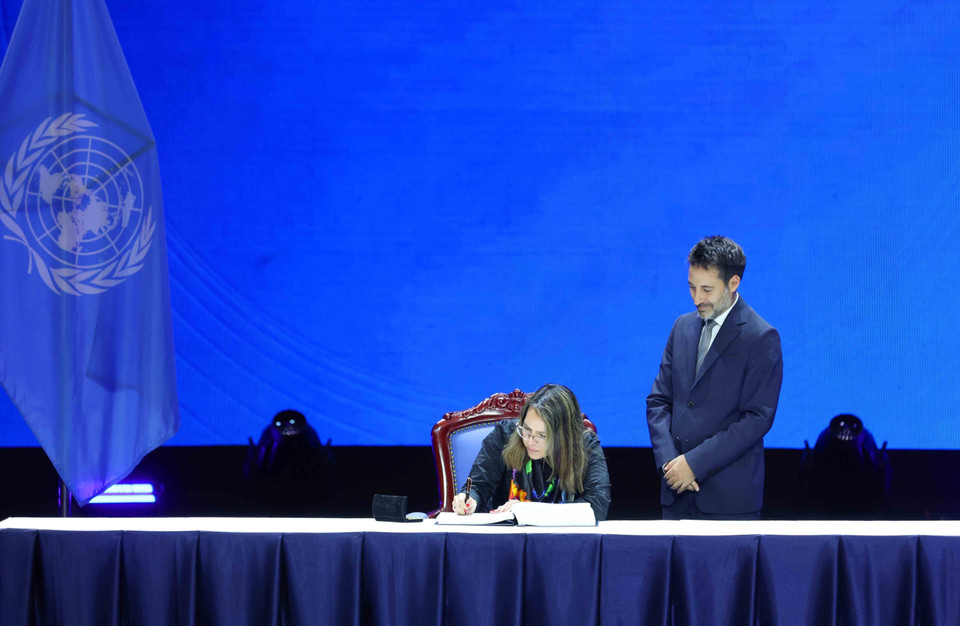 Following the opening session of the Signing Ceremony and High-level Conference of the United Nations Convention against Cybercrime (Hanoi Convention) at the National Convention Centre in Hanoi on the morning of October 25, heads of delegations sign the Convention. (Photo:VNA)