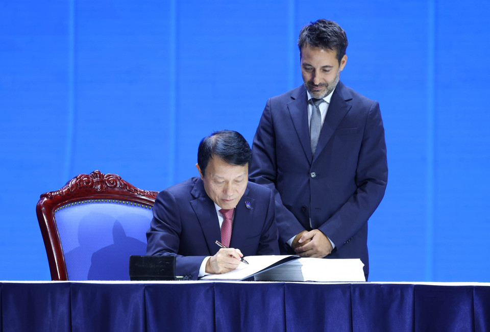 Following the opening session of the Signing Ceremony and High-level Conference of the United Nations Convention against Cybercrime (Hanoi Convention) at the National Convention Centre in Hanoi on the morning of October 25, heads of delegations sign the Convention. (Photo:VNA)