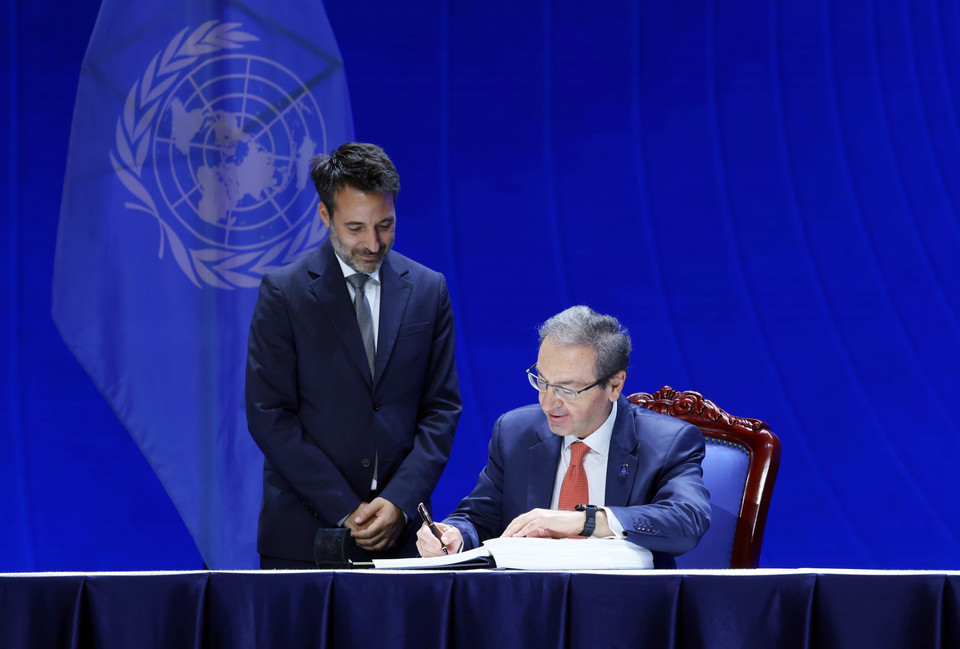 Following the opening session of the Signing Ceremony and High-level Conference of the United Nations Convention against Cybercrime (Hanoi Convention) at the National Convention Centre in Hanoi on the morning of October 25, heads of delegations sign the Convention. (Photo:VNA)