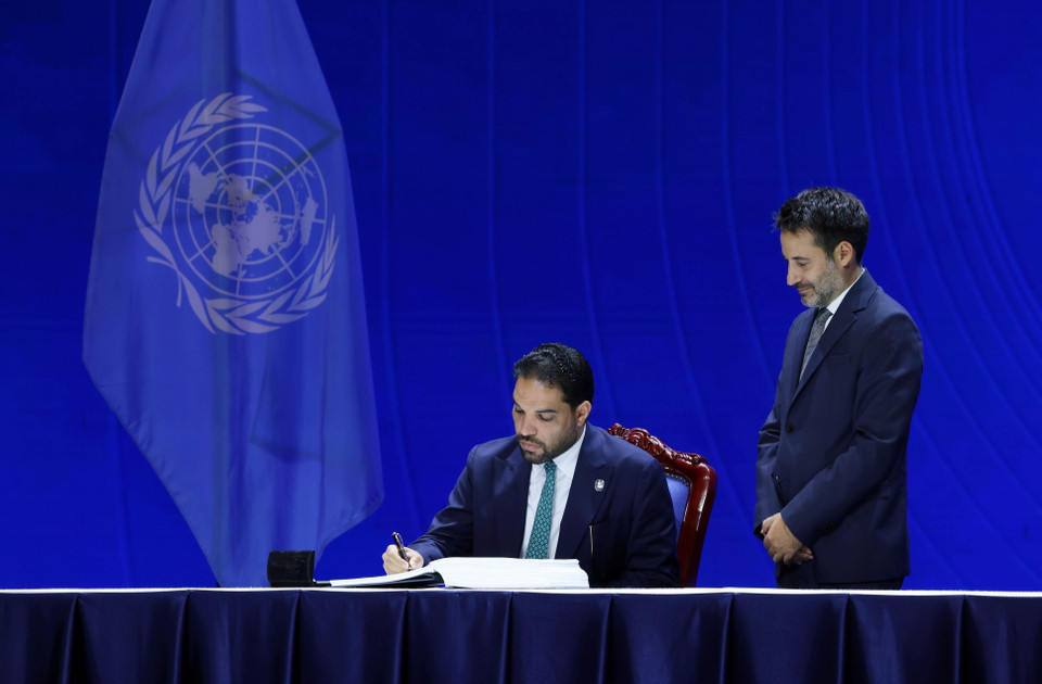 Following the opening session of the Signing Ceremony and High-level Conference of the United Nations Convention against Cybercrime (Hanoi Convention) at the National Convention Centre in Hanoi on the morning of October 25, heads of delegations sign the Convention. (Photo:VNA)