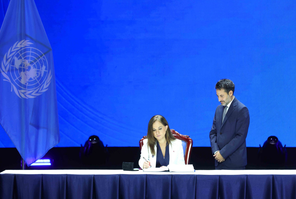 Following the opening session of the Signing Ceremony and High-level Conference of the United Nations Convention against Cybercrime (Hanoi Convention) at the National Convention Centre in Hanoi on the morning of October 25, heads of delegations sign the Convention. (Photo:VNA)