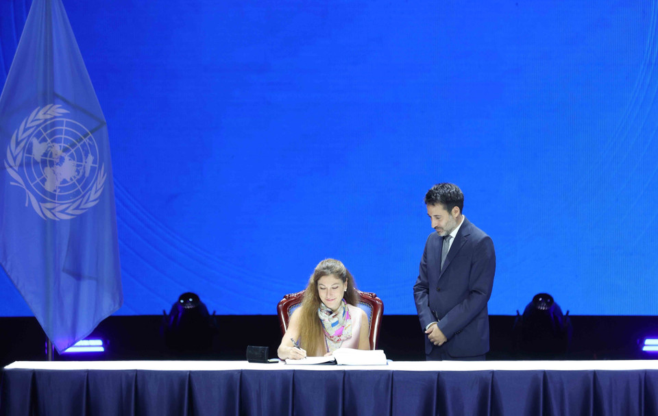 Following the opening session of the Signing Ceremony and High-level Conference of the United Nations Convention against Cybercrime (Hanoi Convention) at the National Convention Centre in Hanoi on the morning of October 25, heads of delegations sign the Convention. (Photo:VNA)