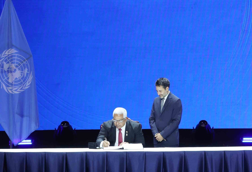 Following the opening session of the Signing Ceremony and High-level Conference of the United Nations Convention against Cybercrime (Hanoi Convention) at the National Convention Centre in Hanoi on the morning of October 25, heads of delegations sign the Convention. (Photo:VNA)