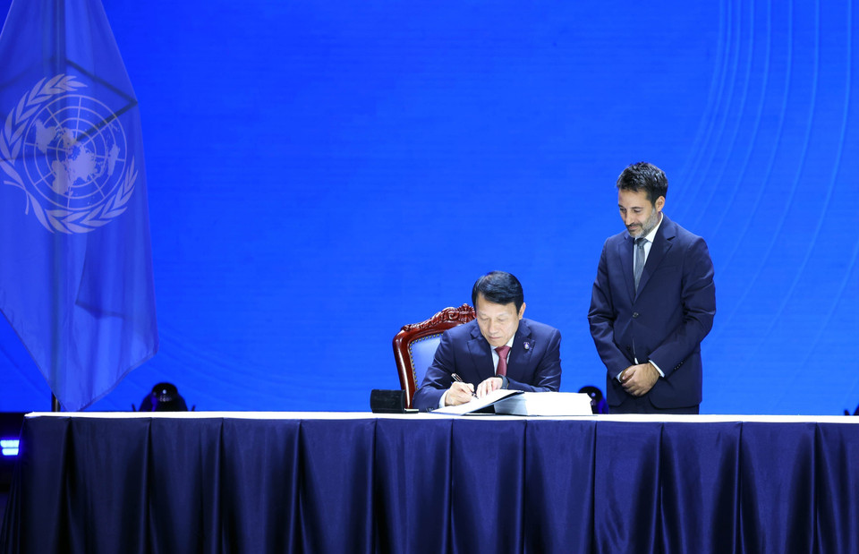 Following the opening session of the Signing Ceremony and High-level Conference of the United Nations Convention against Cybercrime (Hanoi Convention) at the National Convention Centre in Hanoi on the morning of October 25, heads of delegations sign the Convention. (Photo:VNA)