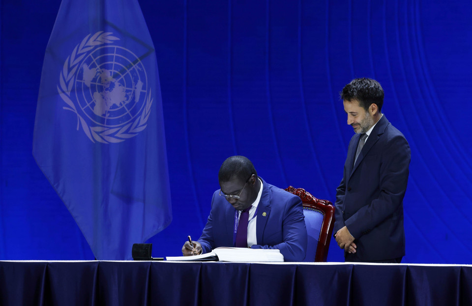 Following the opening session of the Signing Ceremony and High-level Conference of the United Nations Convention against Cybercrime (Hanoi Convention) at the National Convention Centre in Hanoi on the morning of October 25, heads of delegations sign the Convention. (Photo:VNA)