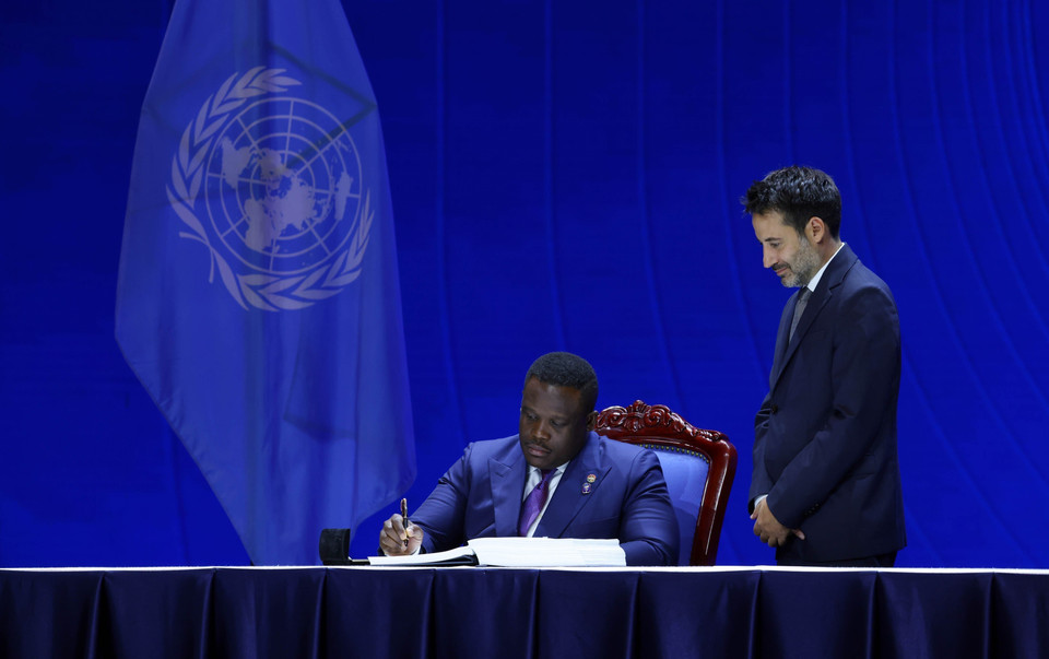 Following the opening session of the Signing Ceremony and High-level Conference of the United Nations Convention against Cybercrime (Hanoi Convention) at the National Convention Centre in Hanoi on the morning of October 25, heads of delegations sign the Convention. (Photo:VNA)