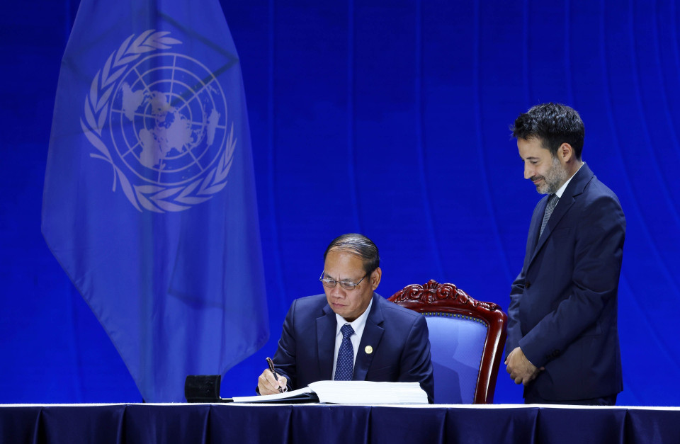 Following the opening session of the Signing Ceremony and High-level Conference of the United Nations Convention against Cybercrime (Hanoi Convention) at the National Convention Centre in Hanoi on the morning of October 25, heads of delegations sign the Convention. (Photo:VNA)