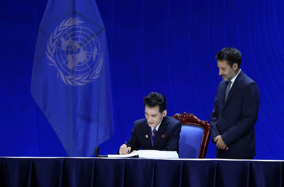 Following the opening session of the Signing Ceremony and High-level Conference of the United Nations Convention against Cybercrime (Hanoi Convention) at the National Convention Centre in Hanoi on the morning of October 25, heads of delegations sign the Convention. (Photo:VNA)