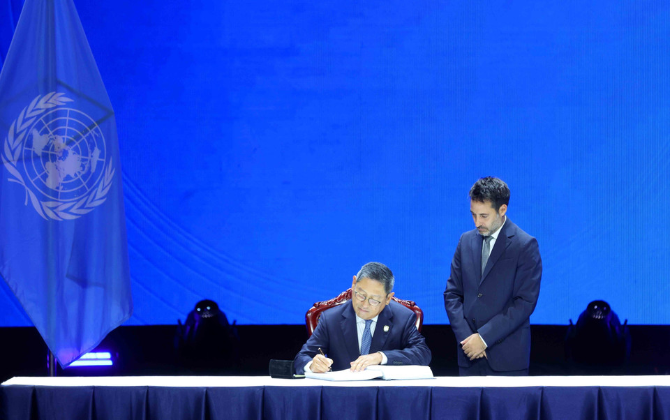 Following the opening session of the Signing Ceremony and High-level Conference of the United Nations Convention against Cybercrime (Hanoi Convention) at the National Convention Centre in Hanoi on the morning of October 25, heads of delegations sign the Convention. (Photo:VNA)