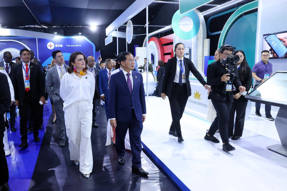 Deputy Prime Minister Bui Thanh Son and delegates visit the technology exhibition as part of the Signing Ceremony and High-level Conference of the United Nations Convention against Cybercrime (Hanoi Convention) (Photo: VNA)