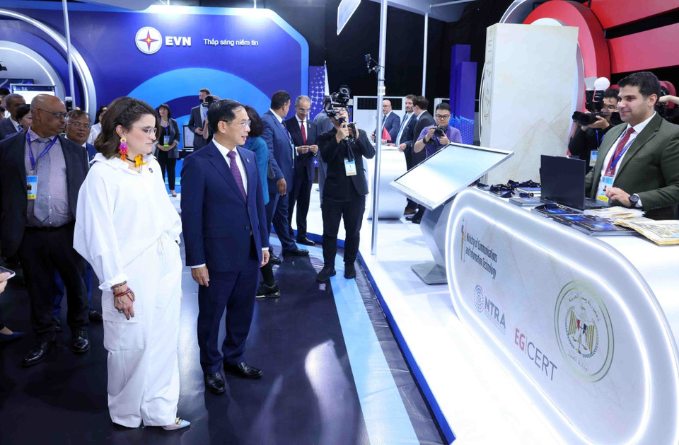 Deputy Prime Minister Bui Thanh Son and delegates visit the technology exhibition as part of the Signing Ceremony and High-level Conference of the United Nations Convention against Cybercrime (Hanoi Convention) (Photo: VNA)