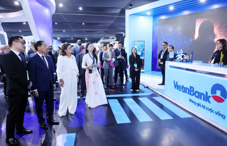 Deputy Prime Minister Bui Thanh Son and delegates visit the technology exhibition as part of the Signing Ceremony and High-level Conference of the United Nations Convention against Cybercrime (Hanoi Convention) (Photo: VNA)