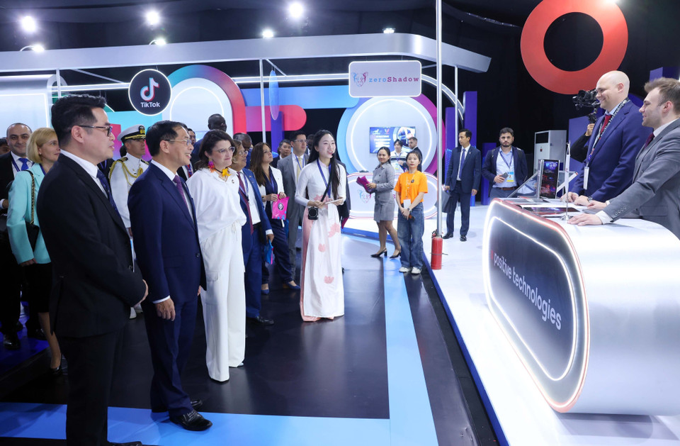 Deputy Prime Minister Bui Thanh Son and delegates visit the technology exhibition as part of the Signing Ceremony and High-level Conference of the United Nations Convention against Cybercrime (Hanoi Convention) (Photo: VNA)