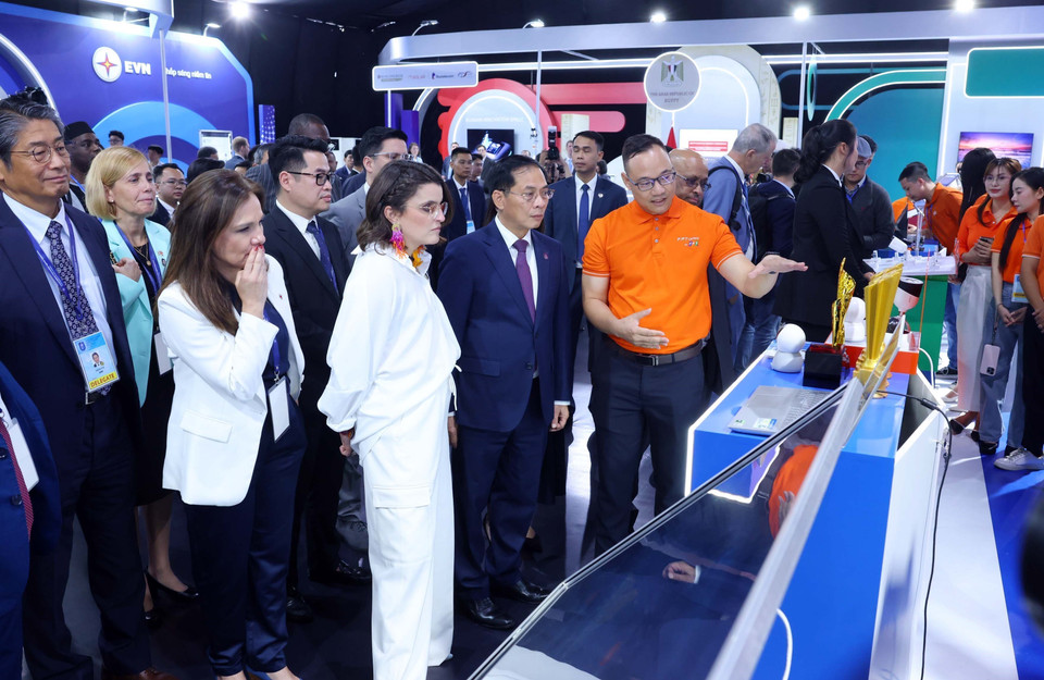 Deputy Prime Minister Bui Thanh Son and delegates visit the technology exhibition as part of the Signing Ceremony and High-level Conference of the United Nations Convention against Cybercrime (Hanoi Convention) (Photo: VNA)