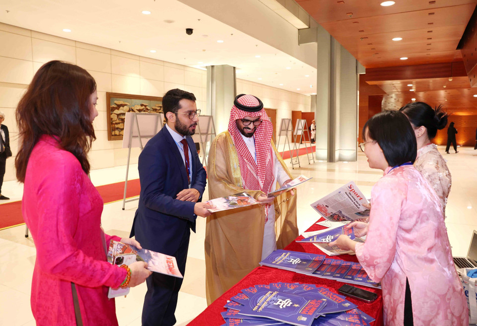 International delegates learn about the Vietnam News Agency’s press publications. (Photo: VNA)