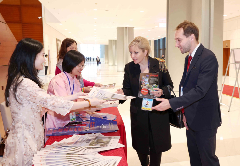 International delegates learn about the Vietnam News Agency’s press publications. (Photo: VNA)