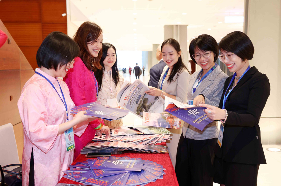 Delegates attending the ceremony learn about the Vietnam News Agency’s publications. (Photo: VNA)