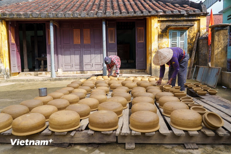 Taking advantage of the last dry days of the year, villagers display their handmade products along the paths and in the courtyards. (Photo: Vietnam+)