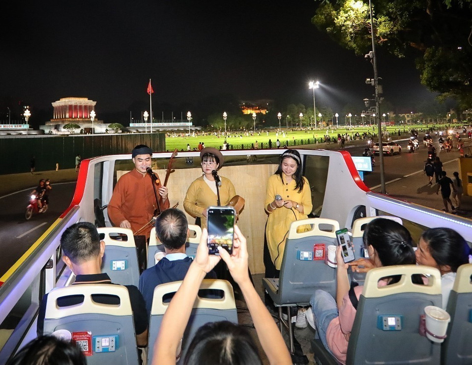 The tour also passes the Ho Chi Minh Mausoleum, offering a blend of sightseeing and cultural immersion. (Photo: VNA)