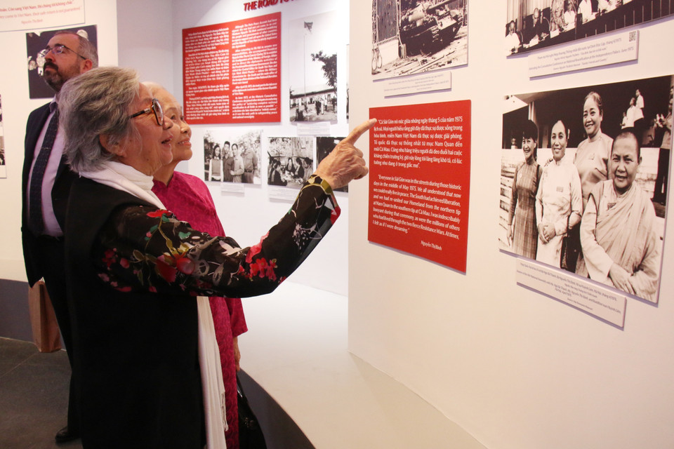 Delegates visit the exhibition. (Photo: VNA)
