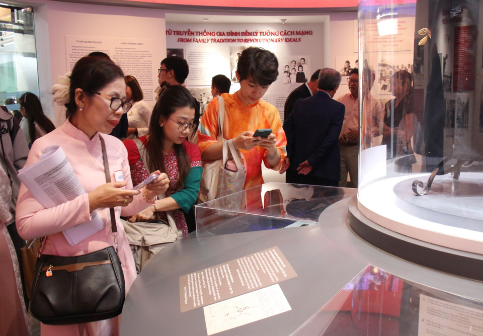 Delegates visit the exhibition. (Photo: VNA)