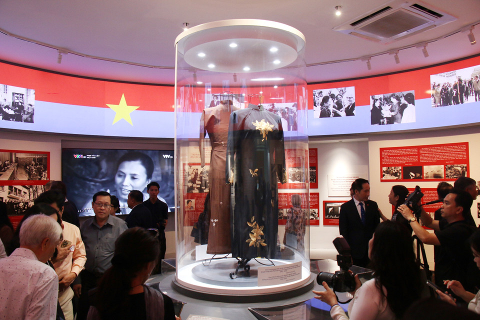 Ao dai worn by Nguyen Thi Binh on display at the themed exhibition. (Photo: VNA)