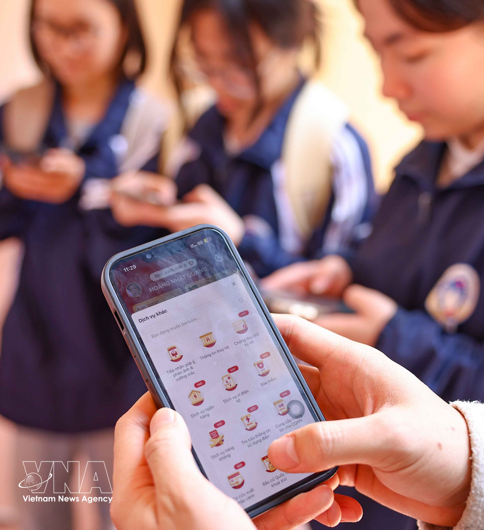 Student voters with a Level-2 electronic identification account can check their polling station on VNeID. (Photo: VNA)