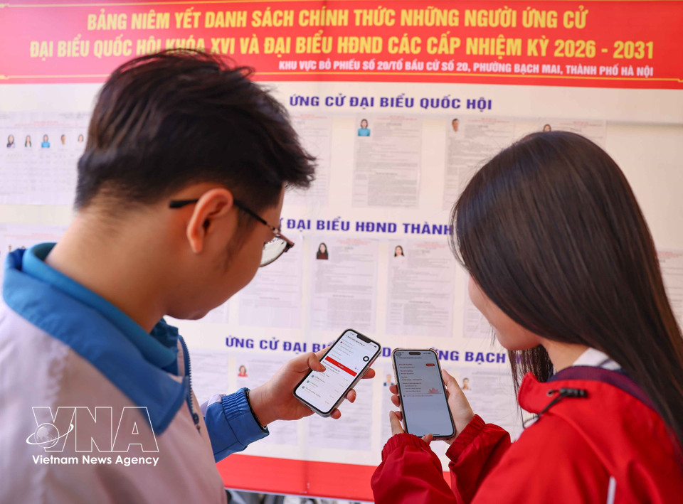 Student voters at Hanoi University of Science and Technology access candidate information on VNeID to proactively learn about the candidates and improve their understanding when participating in the election. (Photo: VNA)
