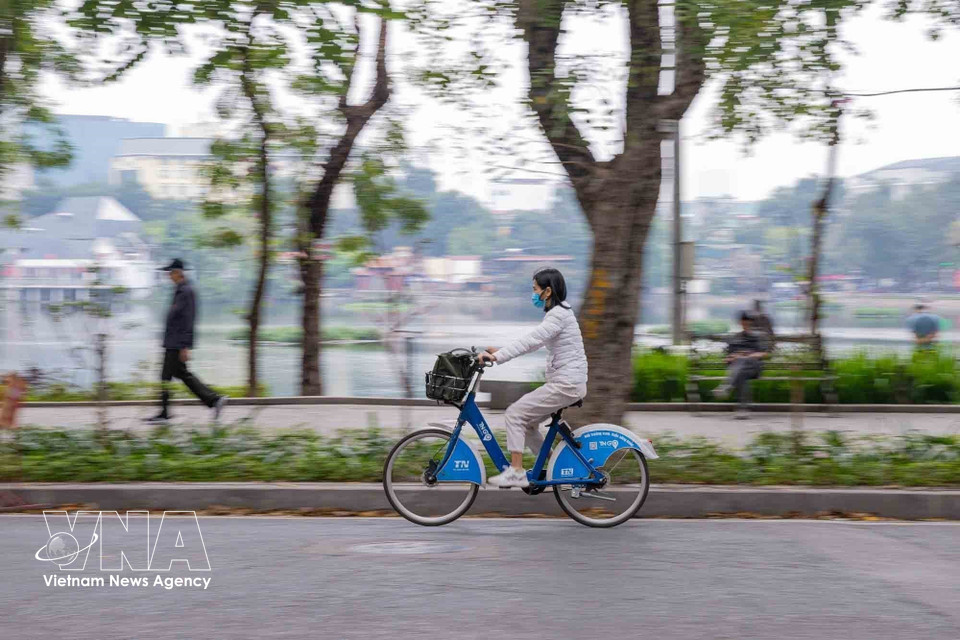 Residents use public bicycles for daily travel. (Photo: VNA)