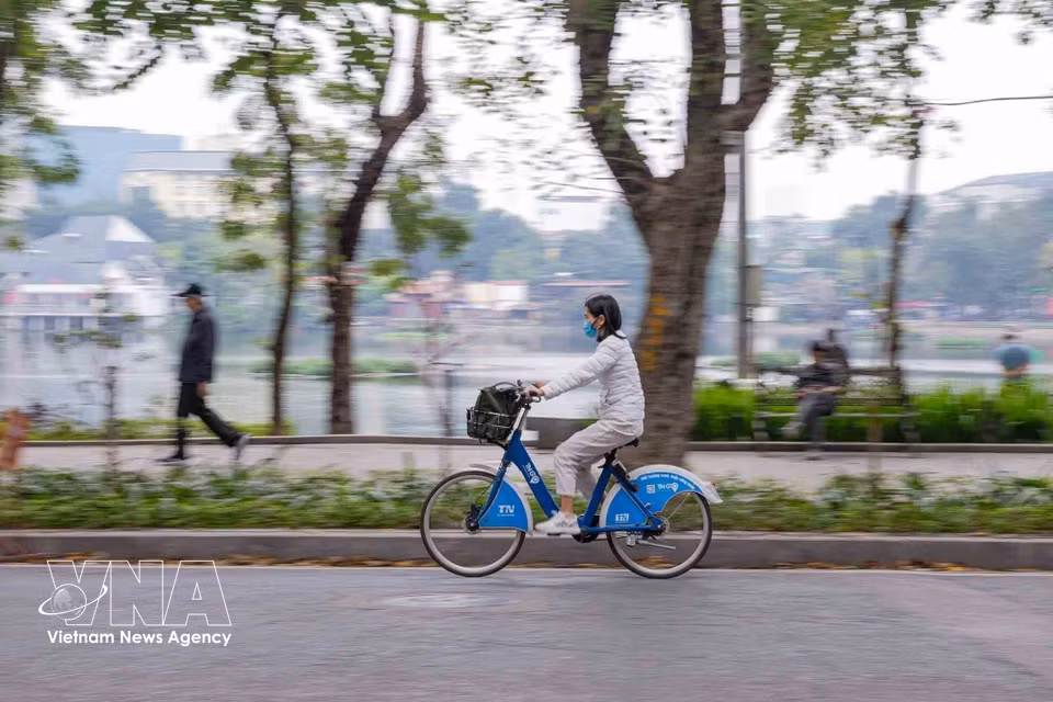 Residents use public bicycles for daily travel. (Photo: VNA)