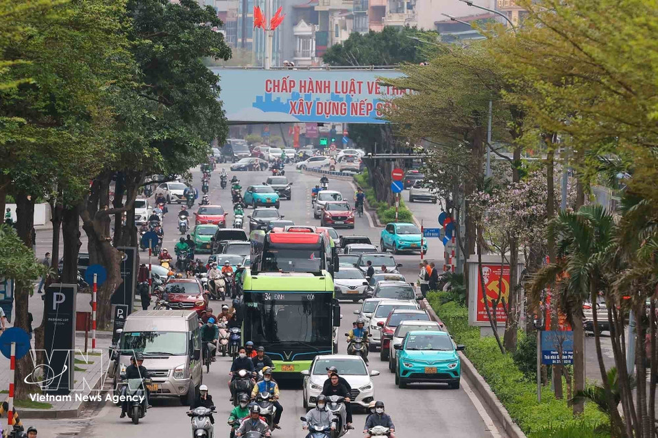 Recently, the number of electric vehicles such as electric buses, electric taxis and electric motorbikes operating in the capital has been increasing, helping accelerate the shift towards greener transport solutions. (Photo: VNA)
