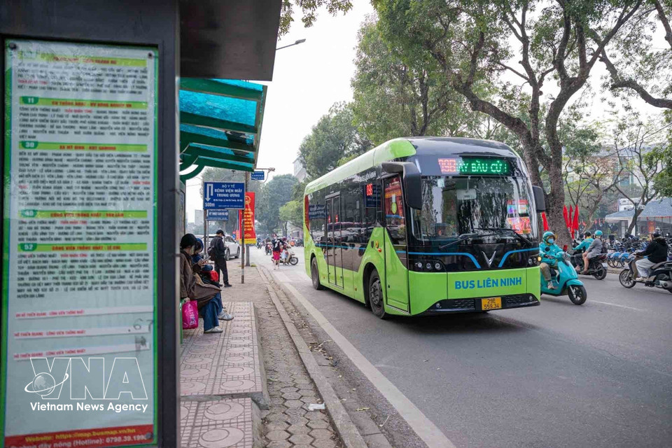 The number of electric vehicles, including electric buses, taxis and motorbikes, operating in the capital continues to rise, further supporting the transition to greener transport solutions. (Photo: VNA)