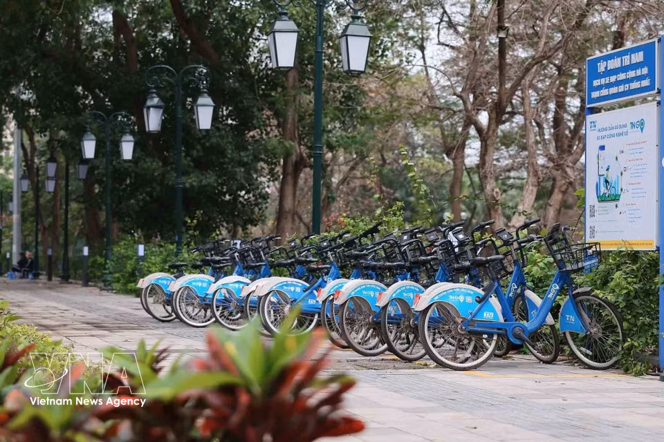 Public bicycle rental stations are becoming increasingly common across the city. (Photo: VNA)