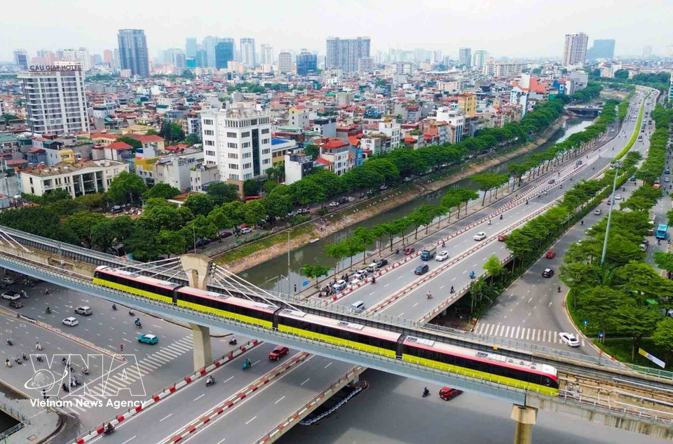 An elevated train on the Cat Linh – Ha Dong urban railway line runs through central Hanoi. The expansion of electric public transport helps reduce reliance on fossil fuels while encouraging the use of greener mobility options amid rising petrol prices. (Photo: VNA)