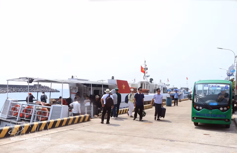 Visitors reach Con Co Island by high-speed boat, arriving at the port as part of their journey to explore this offshore outpost. (Photo: VNA)