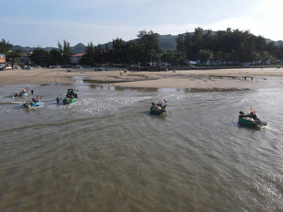 Fisherfolk in Long Hai bring their coracle boats ashore after several hours catching anchovies. (Photo: VNA)