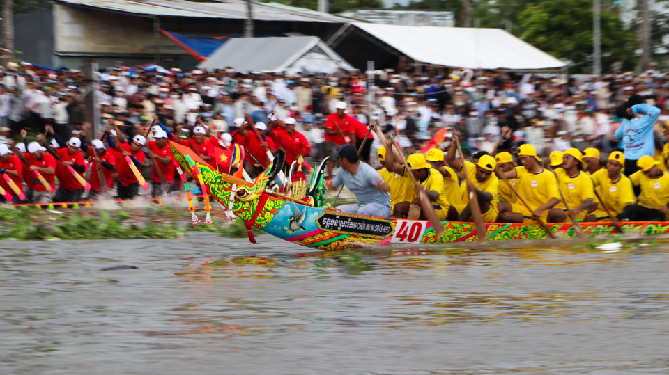 Fierce competitions create the appeal of Ngo boat racing. (Photo: VNA)