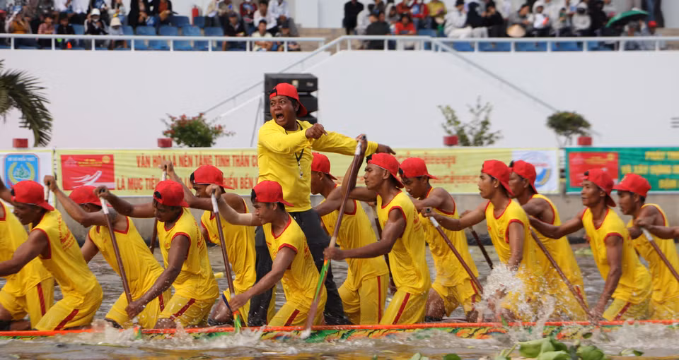 Racers show determination and teamwork during the competition. (Photo: VNA)