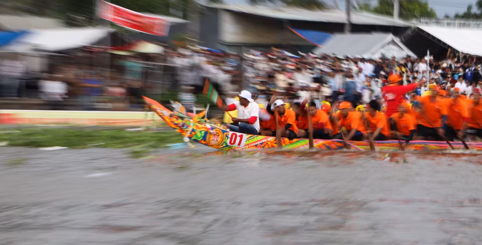 As a traditional sport, Ngo boat racing reflects the solidarity, resilience and skill of people in the riverine region. (Photo: VNA)