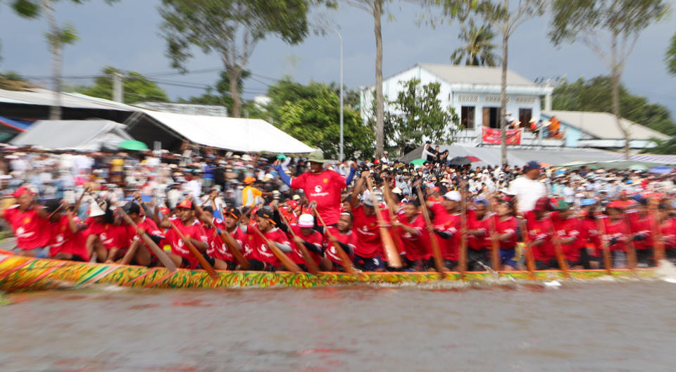 Fierce competitions create the appeal of Ngo boat racing. (Photo: VNA)