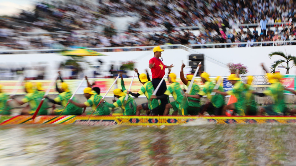 Fierce competitions create the appeal of Ngo boat racing. (Photo: VNA)