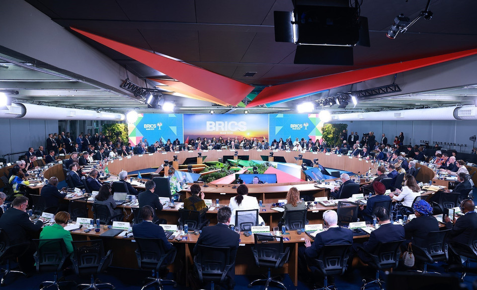 High-level discussion session on "Strengthening Multilateralism, Economic and Financial Issues, and Artificial Intelligence" at the expanded BRICS Summit 2025. (Photo: VNA)
