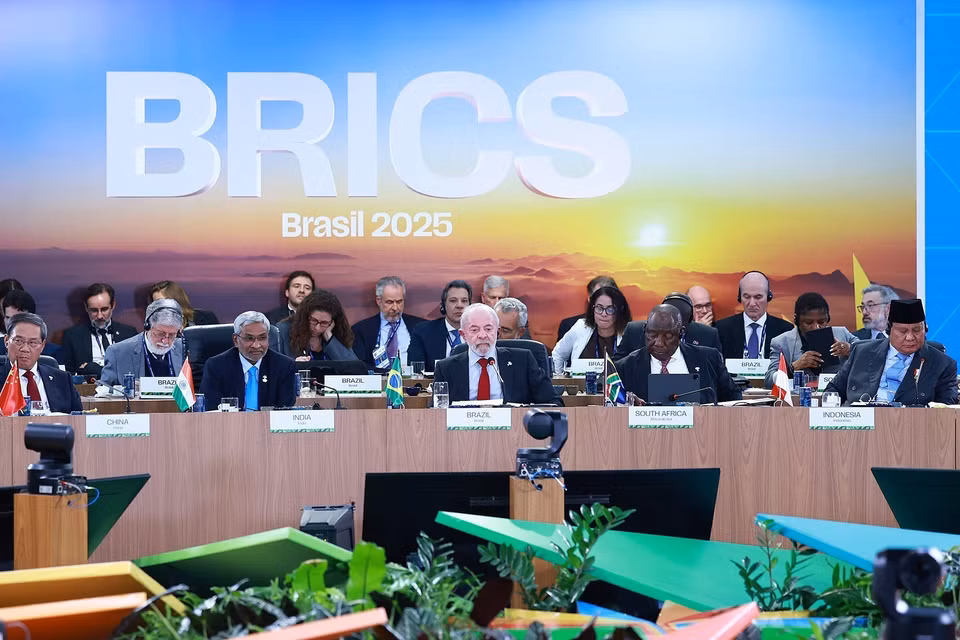 Brazilian President Lula da Silva chairs the high-level discussion session on "Strengthening Multilateralism, Economic and Financial Issues, and Artificial Intelligence". (Photo: VNA)